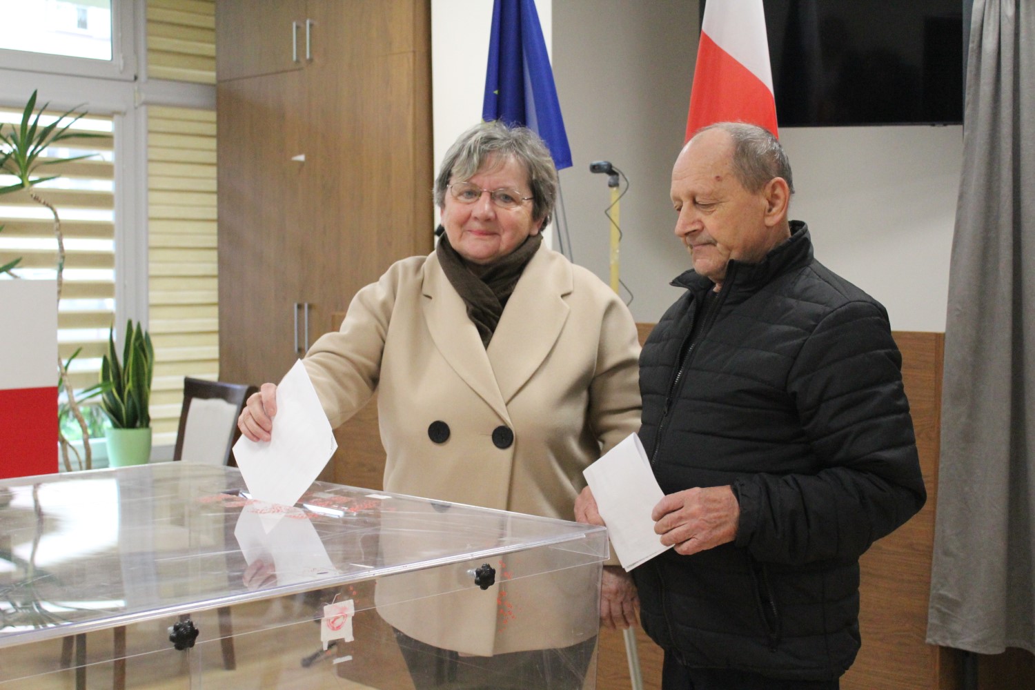 26.04.2026. Pińczów. Wybory na burmistrza. Obwodowa Komisja Wyborcza nr 4 mieszcząca się w pińczowskiej bibliotece / Fot. Marta Gajda-Kruk - Radio Kielce