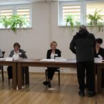 26.04.2026. Pińczów. Wybory na burmistrza. Obwodowa Komisja Wyborcza nr 4 mieszcząca się w pińczowskiej bibliotece / Fot. Marta Gajda-Kruk - Radio Kielce