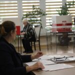 26.04.2026. Pińczów. Wybory na burmistrza. Obwodowa Komisja Wyborcza nr 4 mieszcząca się w pińczowskiej bibliotece / Fot. Marta Gajda-Kruk - Radio Kielce