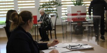 26.04.2026. Pińczów. Wybory na burmistrza. Obwodowa Komisja Wyborcza nr 4 mieszcząca się w pińczowskiej bibliotece / Fot. Marta Gajda-Kruk - Radio Kielce