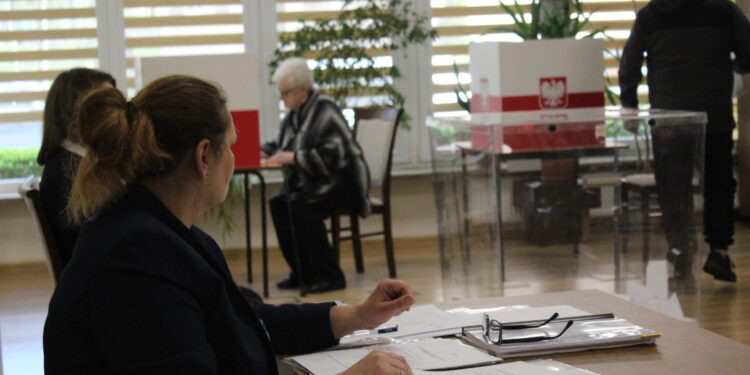 26.04.2026. Pińczów. Wybory na burmistrza. Obwodowa Komisja Wyborcza nr 4 mieszcząca się w pińczowskiej bibliotece / Fot. Marta Gajda-Kruk - Radio Kielce