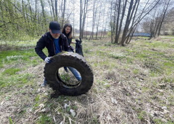 Ludzie wyrzucają tu „małpki”, a nawet stare opony
