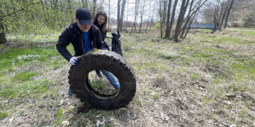 Ludzie wyrzucają tu „małpki”, a nawet stare opony