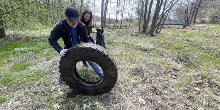 Ludzie wyrzucają tu „małpki”, a nawet stare opony