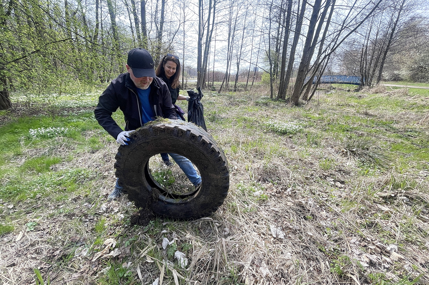 Ludzie wyrzucają tu „małpki”, a choćby stare opony