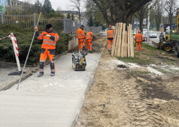 15.04.2026. Kielce. Ul. Ściegiennego. Modernizacja chodnika / Fot. Jarosław Kubalski - Radio Kielce