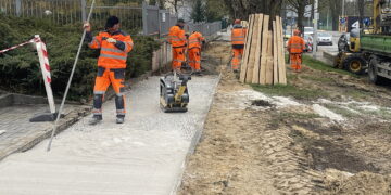 15.04.2026. Kielce. Ul. Ściegiennego. Modernizacja chodnika / Fot. Jarosław Kubalski - Radio Kielce