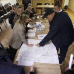 20.04.2026. Konsultacje społeczne w sprawie budowy obwodnicy Brzezin / Fot. Jarosław Kubalski - Radio Kielce