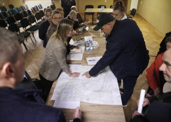 20.04.2026. Konsultacje społeczne w sprawie budowy obwodnicy Brzezin / Fot. Jarosław Kubalski - Radio Kielce