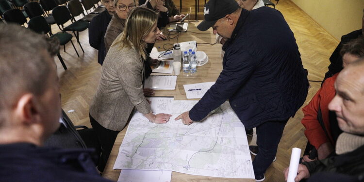 20.04.2026. Konsultacje społeczne w sprawie budowy obwodnicy Brzezin / Fot. Jarosław Kubalski - Radio Kielce