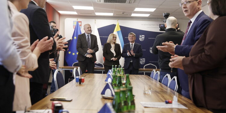 23.04.2026. Kielce. Podpisanie umów na dofinasowanie projektów unijnych / Fot. Jarosław Kubalski - Radio Kielce