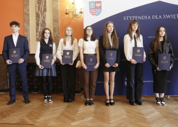 23.04.2026. Kielce. WDK. Wręczenie stypendiów od marszałka w ramach III edycji Świętokrzyskich Programów Stypendialnych / Fot. Jarosław Kubalski - Radio Kielce