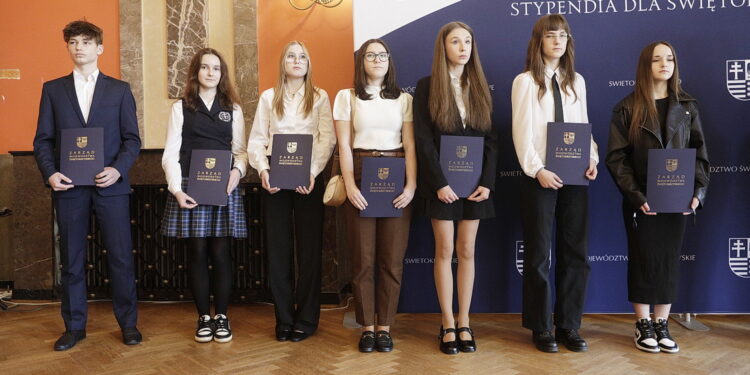 23.04.2026. Kielce. WDK. Wręczenie stypendiów od marszałka w ramach III edycji Świętokrzyskich Programów Stypendialnych / Fot. Jarosław Kubalski - Radio Kielce