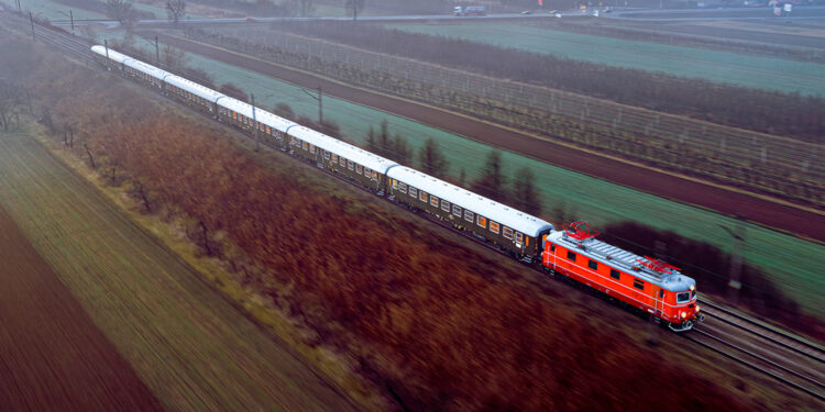 Inspirowany latami 80. pociąg „Nieśpieszny” będzie jeździć w weekendy trasami w całej Polsce odwiedzając wszystkie województwa / źródło: PKP Intercity