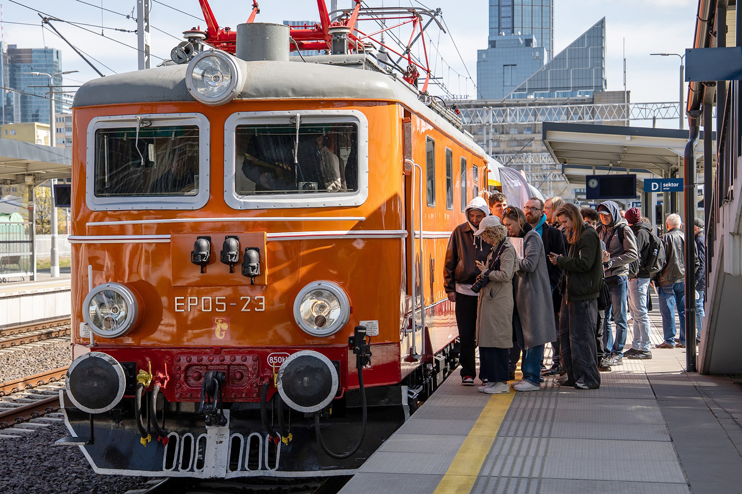 Inspirowany latami 80. pociąg „Nieśpieszny” będzie jeździć w weekendy trasami w całej Polsce odwiedzając wszystkie województwa / źródło: PKP Intercity