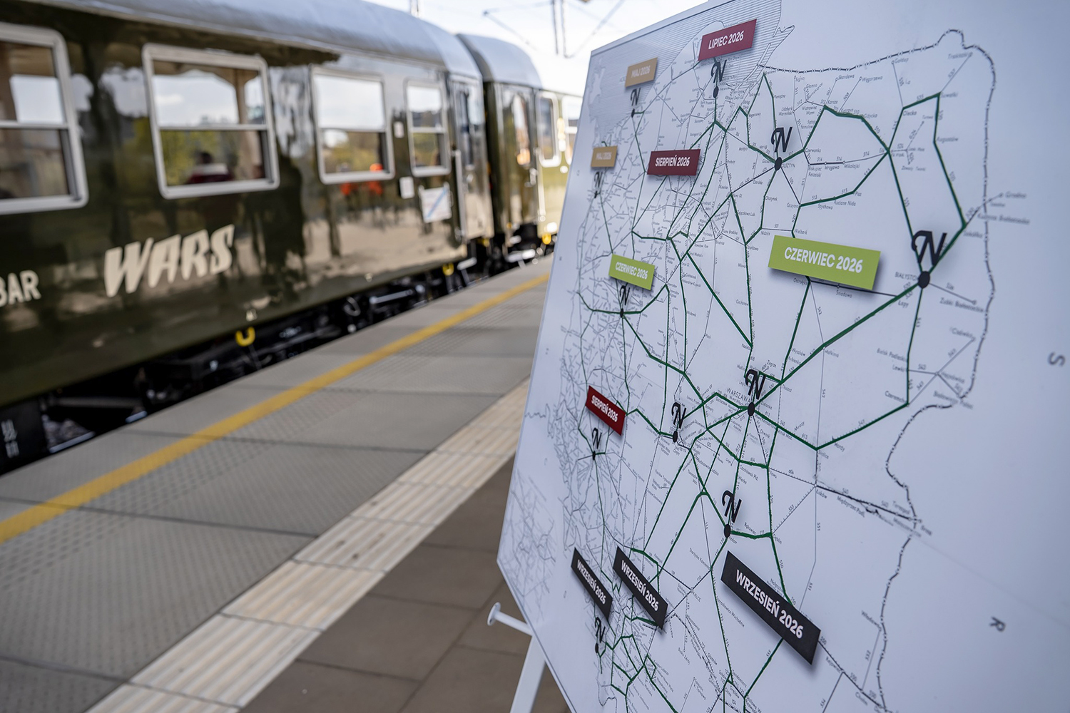 Inspirowany latami 80. pociąg „Nieśpieszny” będzie jeździć w weekendy trasami w całej Polsce odwiedzając wszystkie województwa / źródło: PKP Intercity