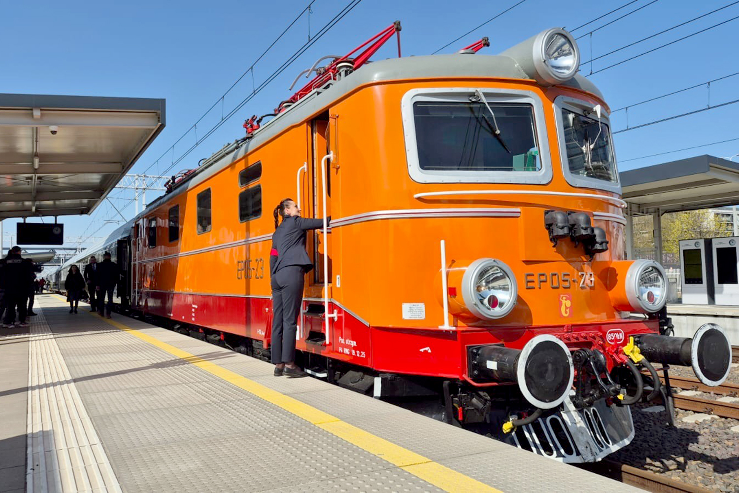 Inspirowany latami 80. pociąg „Nieśpieszny” będzie jeździć w weekendy trasami w całej Polsce odwiedzając wszystkie województwa / źródło: PKP Intercity