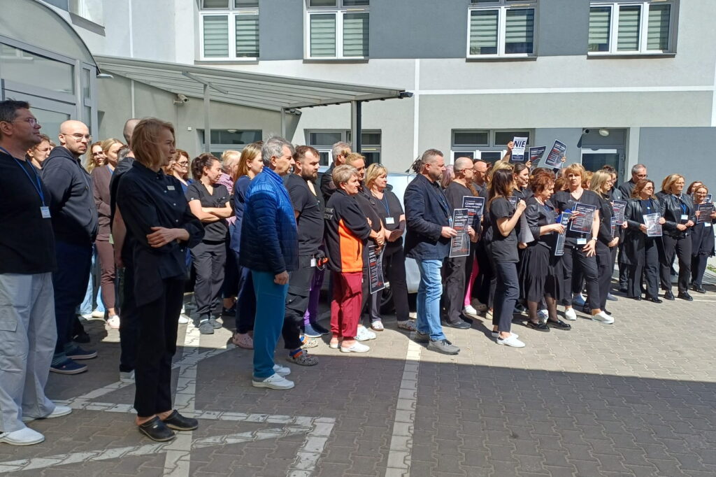 Pacjenci na razie bezpieczni. Starachowiccy medycy protestują w ich obronie - Radio Kielce