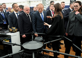 27.04.2026. Rzeszów. Premier Ukrainy Julija Swyrydenko, premier Donald Tusk i przewodniczący rady ds. współpracy z Ukrainą Paweł Kowal podczas drugiego dnia konferencji „Road to URC – Security and Defence Dimension” na Politechnice Rzeszowskiej / Fot. PAP - Wojtek Jargiło