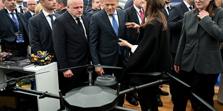 27.04.2026. Rzeszów. Premier Ukrainy Julija Swyrydenko, premier Donald Tusk i przewodniczący rady ds. współpracy z Ukrainą Paweł Kowal podczas drugiego dnia konferencji „Road to URC – Security and Defence Dimension” na Politechnice Rzeszowskiej / Fot. PAP - Wojtek Jargiło