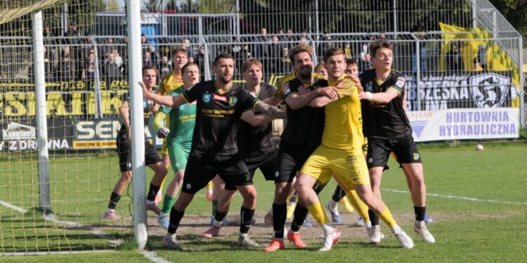 Naprzód w „10" remisuje z Siarką