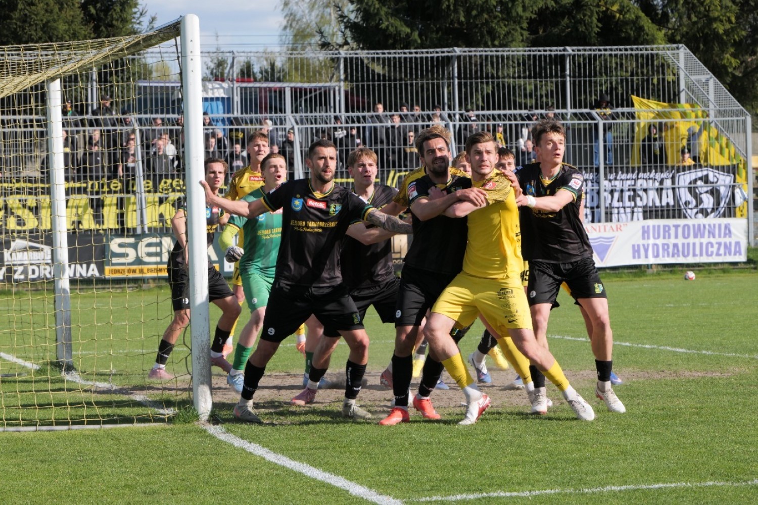 Naprzód w „10″ remisuje z Siarką