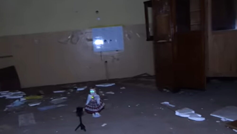 Duchy zasiedliły budynek szkoły