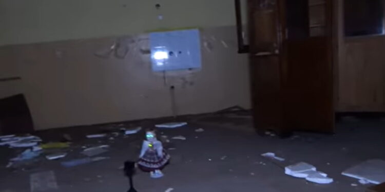 Duchy zasiedliły budynek szkoły