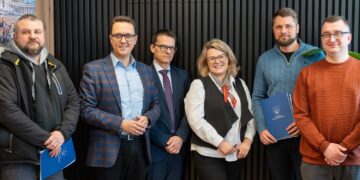 Starachowice. Podpisanie umowy na remonty szkół / Źródło: Piotr Babicki - Facbook