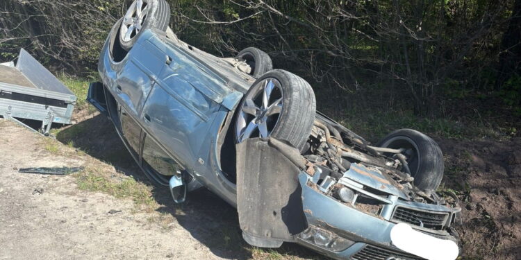 Auto dachowało. Są ranni