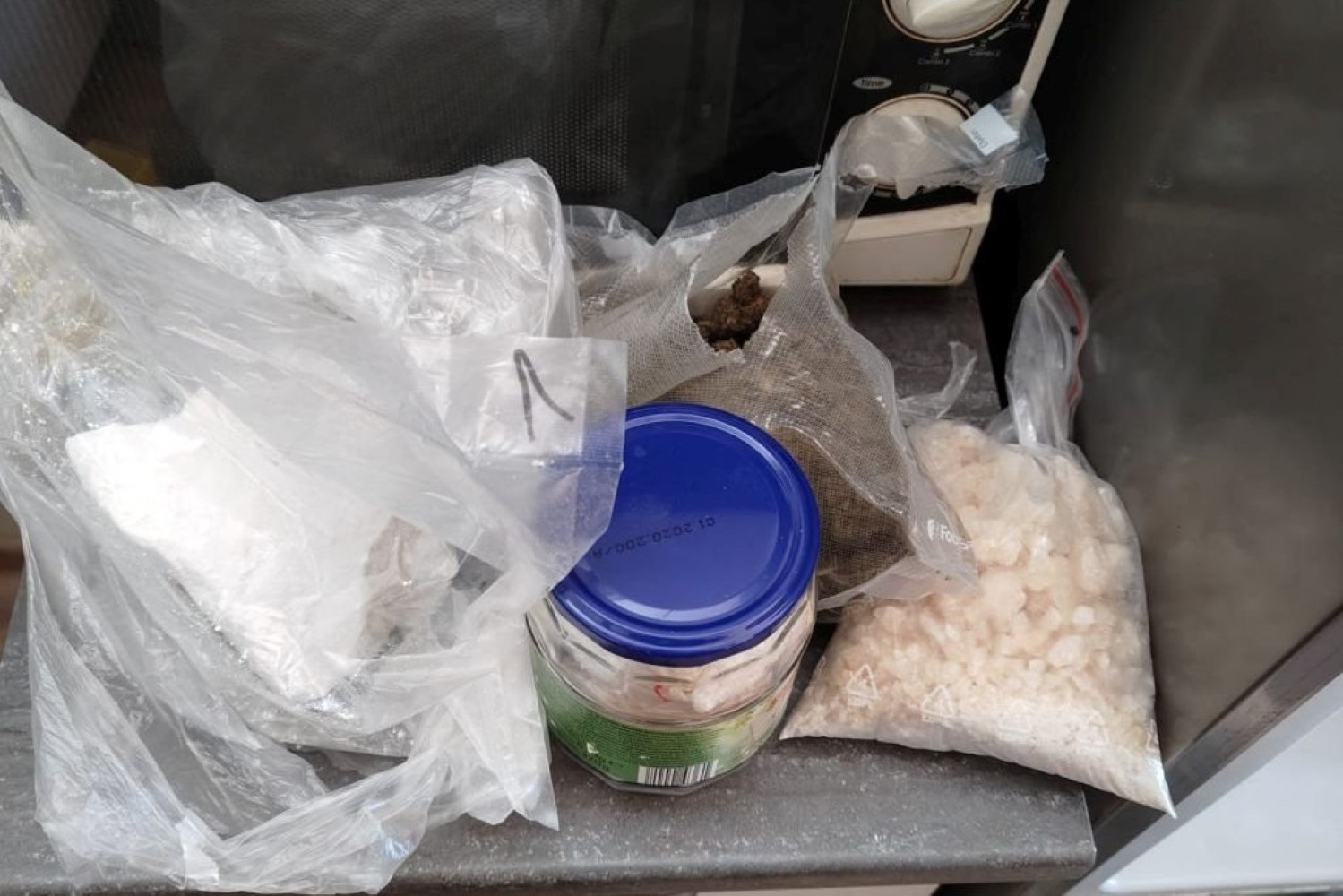 Dwa kilogramy narkotyków w mieszkaniu. 41-latek z Kielc trafił do aresztu