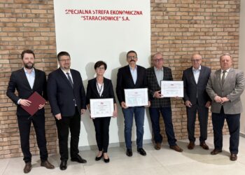 24.04.2026. Starachowice. Przekazanie decyzji o wsparciu SSE lokalnym przedsiębiorcom / Fot. Anna Głąb - Radio Kielce