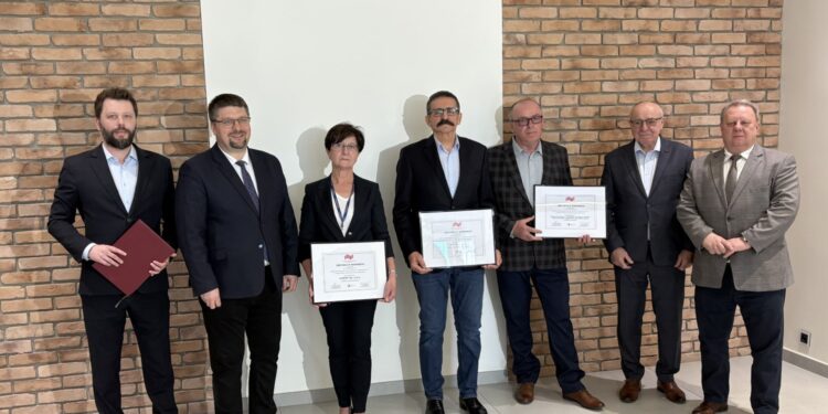 24.04.2026. Starachowice. Przekazanie decyzji o wsparciu SSE lokalnym przedsiębiorcom / Fot. Anna Głąb - Radio Kielce