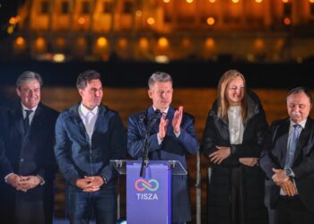 Budapeszt do późnej nocy świętował zwycięstwo opozycyjnej Tiszy