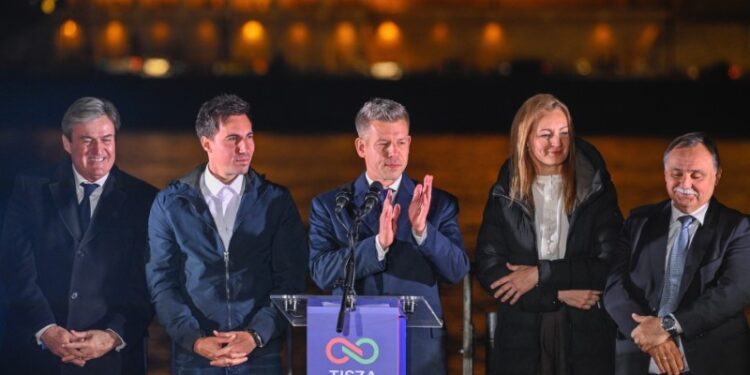 Budapeszt do późnej nocy świętował zwycięstwo opozycyjnej Tiszy