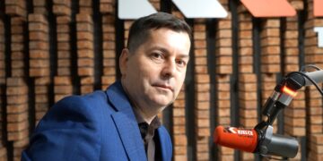 20.04.2026. Kielce. Radio Kielce. Rozmowa Dnia. Na zdjęciu (od lewej): Adrian Koper - prezes KKF Motus Kazimierza Wielka, Rafał Szymczyk - Radio Kielce / Fot. Sebastian Kalwat - Radio Kielce