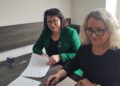 Na zdjęciu: Beata Kita, pełniąca funkcję Burmistrza Miasta i Gminy Pińczów przy kontrasygnacie skarbnik Mirosławy Wiśniewskiej / Fot. UMiG Pińczów