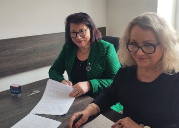 Na zdjęciu: Beata Kita, pełniąca funkcję Burmistrza Miasta i Gminy Pińczów przy kontrasygnacie skarbnik Mirosławy Wiśniewskiej / Fot. UMiG Pińczów