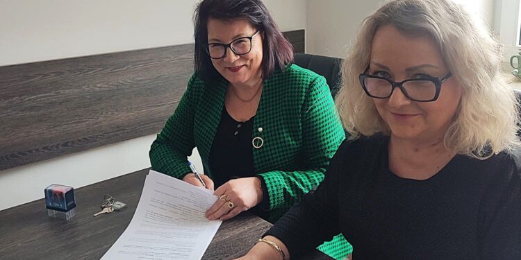 Na zdjęciu: Beata Kita, pełniąca funkcję Burmistrza Miasta i Gminy Pińczów przy kontrasygnacie skarbnik Mirosławy Wiśniewskiej / Fot. UMiG Pińczów