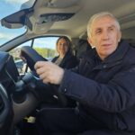 Specjalistyczny samochód, który będzie wykorzystywany przez powstające Centrum Usług Społecznych. Na zdjęciu burmistrz Adam Bodzioch i Edyta Molo – dyrektor CUS / Źródło: Adam Bodzioch