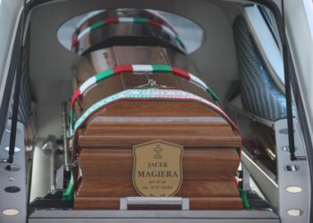 Tłumy pożegnały Jacka Magierę na Cmentarzu Wojskowym na Powązkach - Radio Kielce 16.04.2026. Warszawa. Pogrzeb Jacka Magiery / Fot. Leszek Szymański - PAP