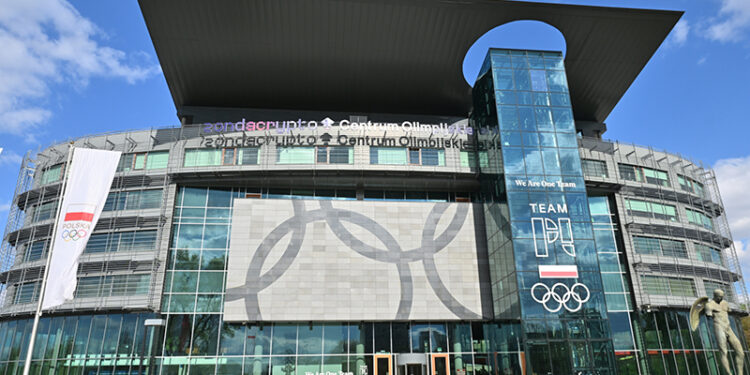 20.04.2026. Warszawa. Centrum Olimpijskie PKOl mieszczące się przy Wybrzeżu Gdyńskim 4 na warszawskim Żoliborzu, gdzie prezes PKOl Radosław Piesiewicz spotkał się z dziennikarzami podczas briefingu prasowego w związku z „wieloma zapytaniami mediów w sprawie sponsora generalnego PKOl - zondacrypto” / Fot. PAP - Piotr Nowak