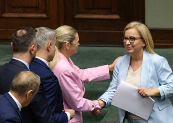 30.04.2026. Warszawa. Premier Donald Tusk, minister klimatu i środowiska Paulina Hennig-Kloska, wicepremier, minister cyfryzacji Krzysztof Gawkowski, minister edukacji Barbara Nowacka i wicepremier, minister obrony narodowej Władysław Kosiniak-Kamysz na sali plenarnej Sejmu / Fot. PAP - Albert Zawada