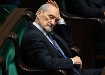 30.04.2026. Warszawa. Poseł PiS Antoni Macierewicz na sali plenarnej Sejmu / Fot. PAP - Albert Zawada