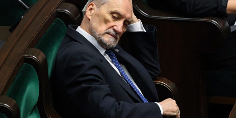 30.04.2026. Warszawa. Poseł PiS Antoni Macierewicz na sali plenarnej Sejmu / Fot. PAP - Albert Zawada