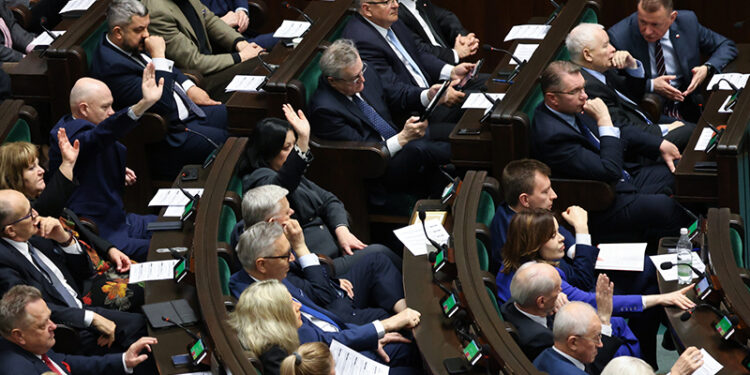 30.04.2026. Warszawa. Posłowie na sali plenarnej Sejmu / Fot. PAP - Albert Zawada