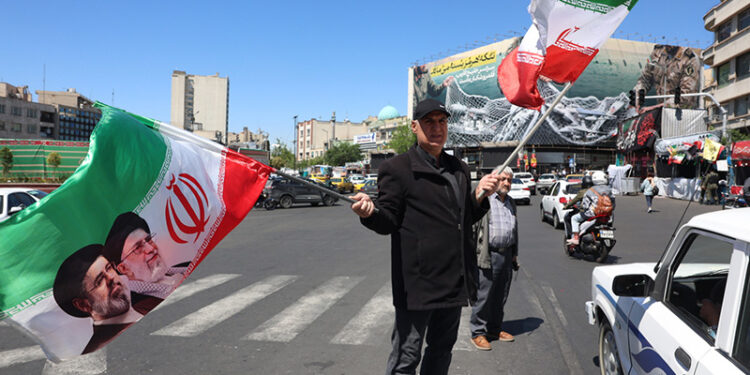 Trump przedłuża rozejm, Iran nie potwierdza; walki nadal wstrzymane