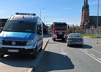 Zderzenie dwóch aut na skrzyżowaniu