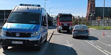 Zderzenie dwóch aut na skrzyżowaniu