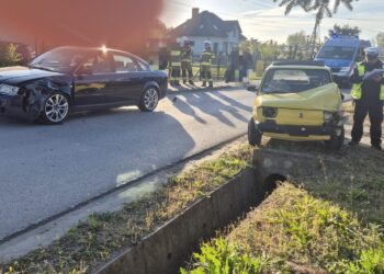 Czołowe zderzenie aut. Jeden z kierowców w szpitalu